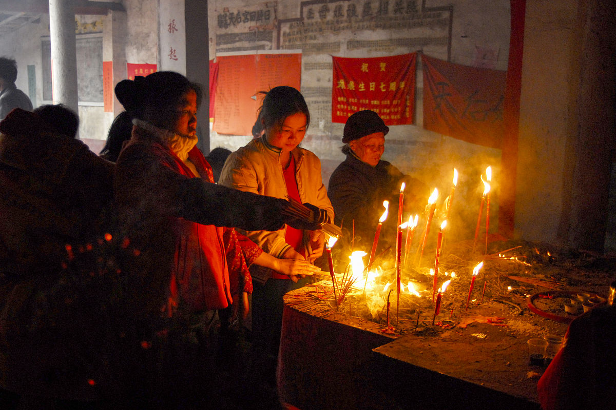 父亲去世儿子为什么不能独自上香？解读传统文化背后的深意