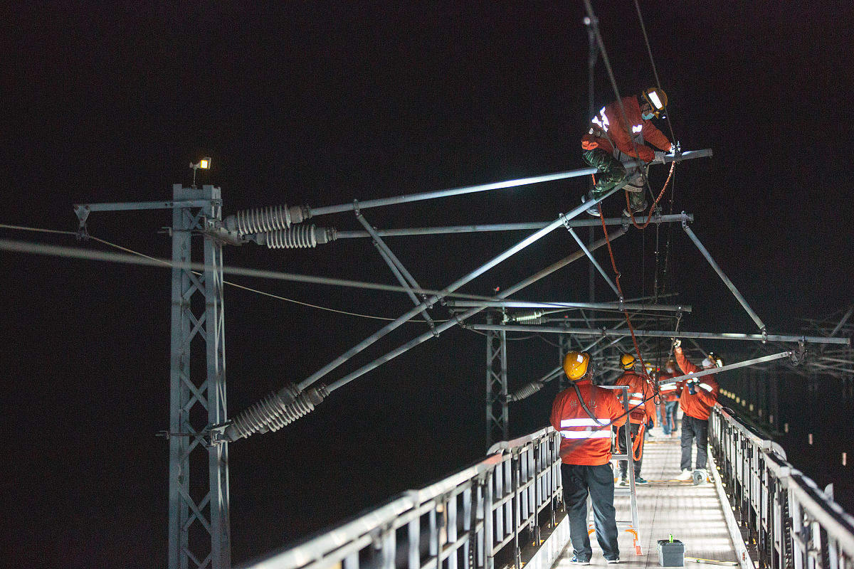 把下面这段话重新梳理顺畅。高铁作为一个系统电力是其唯一动力来源。