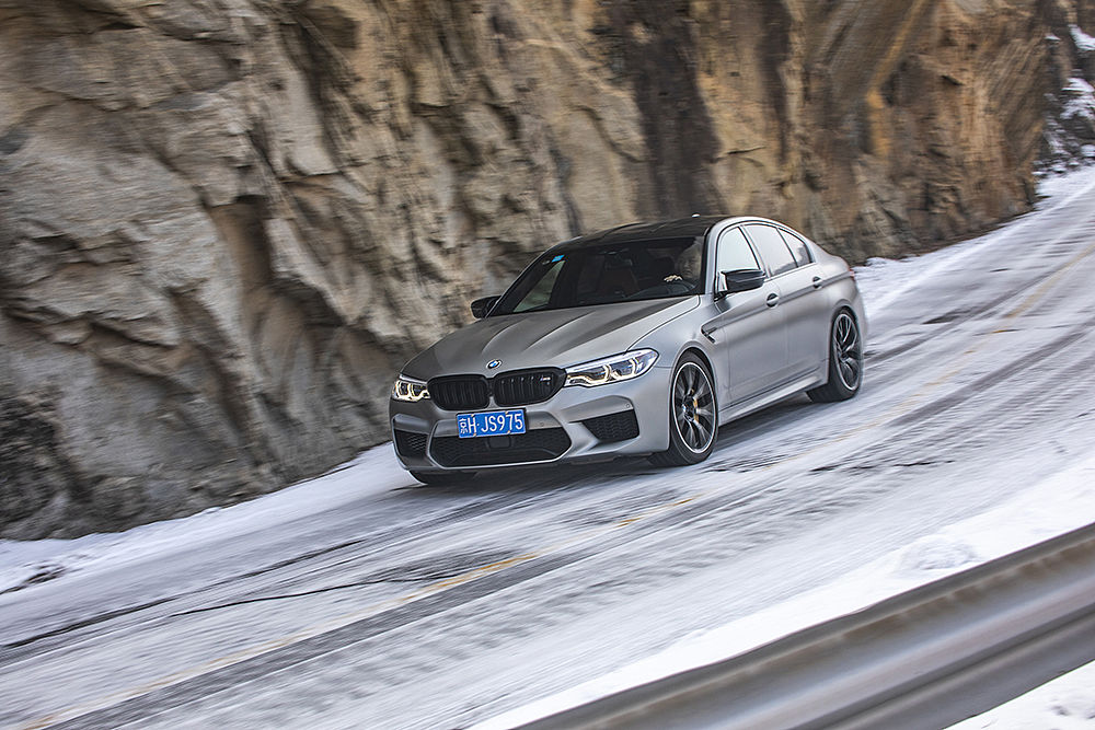 无风扇设计的M5MacBookAir能扛住4K视频渲染吗？