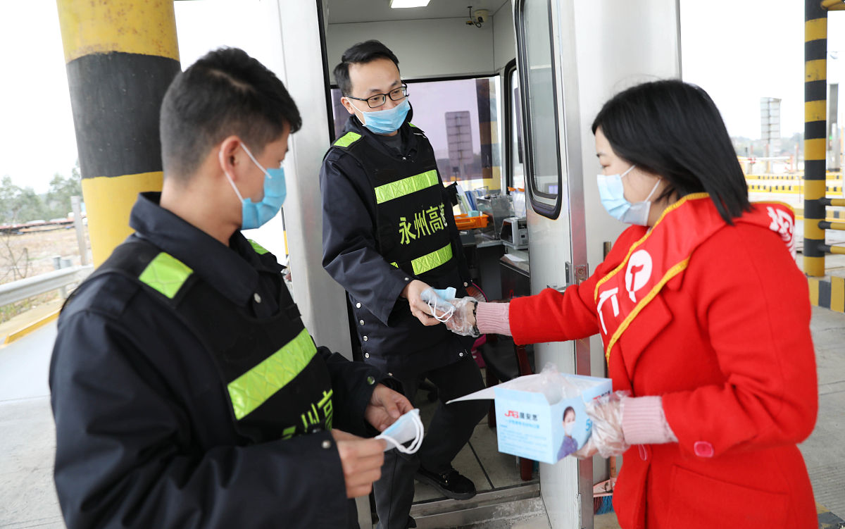 高速公路收费员如何增强忧患意识，防范化解风险？