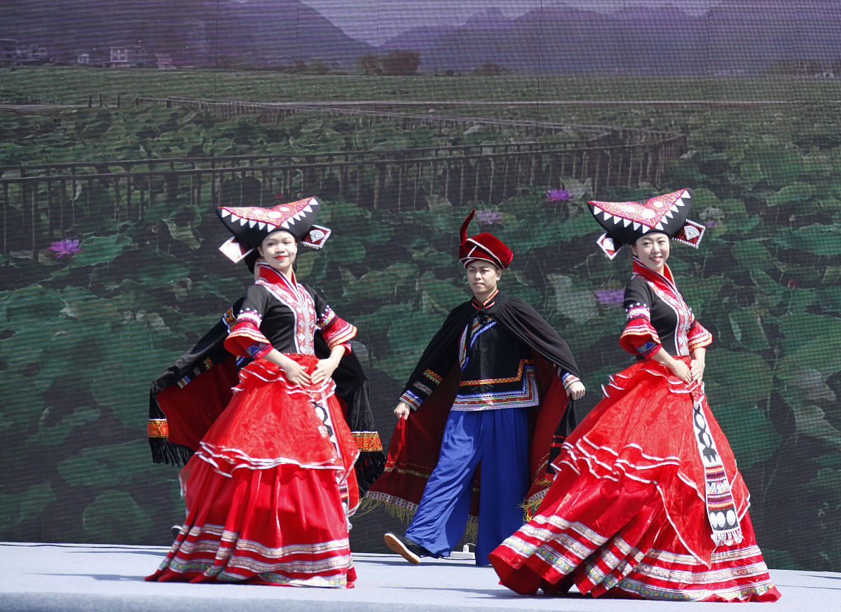 2021年4月10日,演员在南京玄武湖公园表演广西民族歌舞.