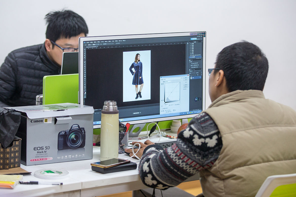 修图师工作内容：图片修饰、管理库存、与美工沟通