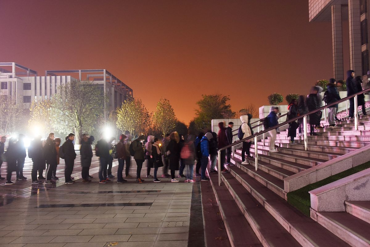 我是一名本科三年的大学生学的是光电信息科学与工程我现在准备今年12月份的研究生考试请以我的口吻帮我写一份考研规划和考上研究生之后的800字规划