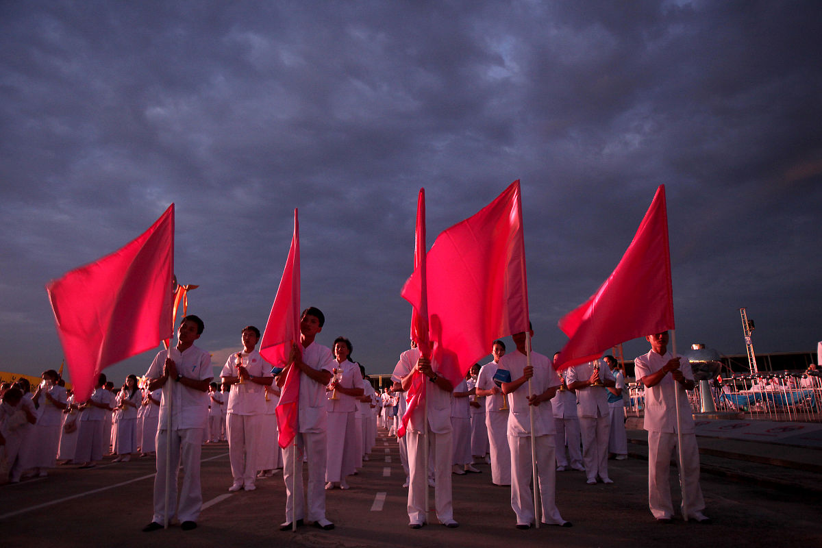 2012年3月7日,泰国巴吞他尼府,数千名僧侣坐在灯烛旁诵经,庆祝万佛节.