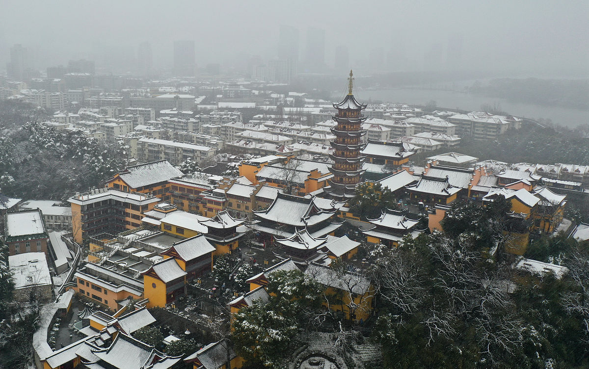2022年2月7日,南京,大雪中的古鸡鸣寺风光.