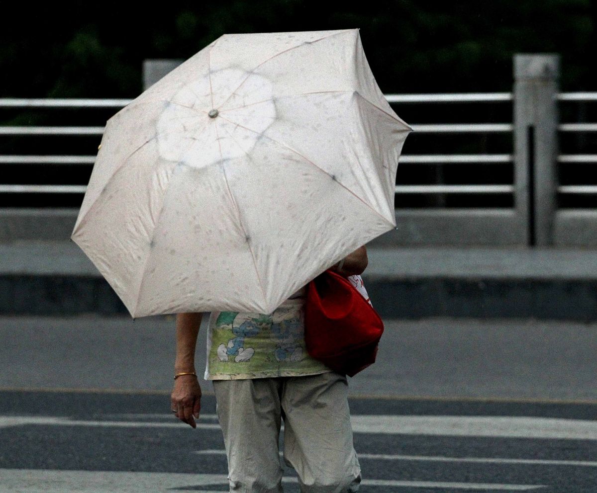 首先如果有人在天晴的时候给我们送伞虽然它不能够帮我们遮风挡雨但是有的时候在夏天特别热的时候也可以帮我们遮一遮太阳。对不对其实也是给我们提供了帮助虽然这种锦上添花的帮助就是说嗯看起来没有暴风雨中送伞那么必要但是我们嗯中国有一个传统就是只要别人给我们提供帮助滴水之恩要做到什么？涌泉相报。就是别人给我们提供的帮助无论大小我们都要常怀感恩之心。在下雨的时候我们应该知道其实即使别人不来。问我们拿这个伞我们也