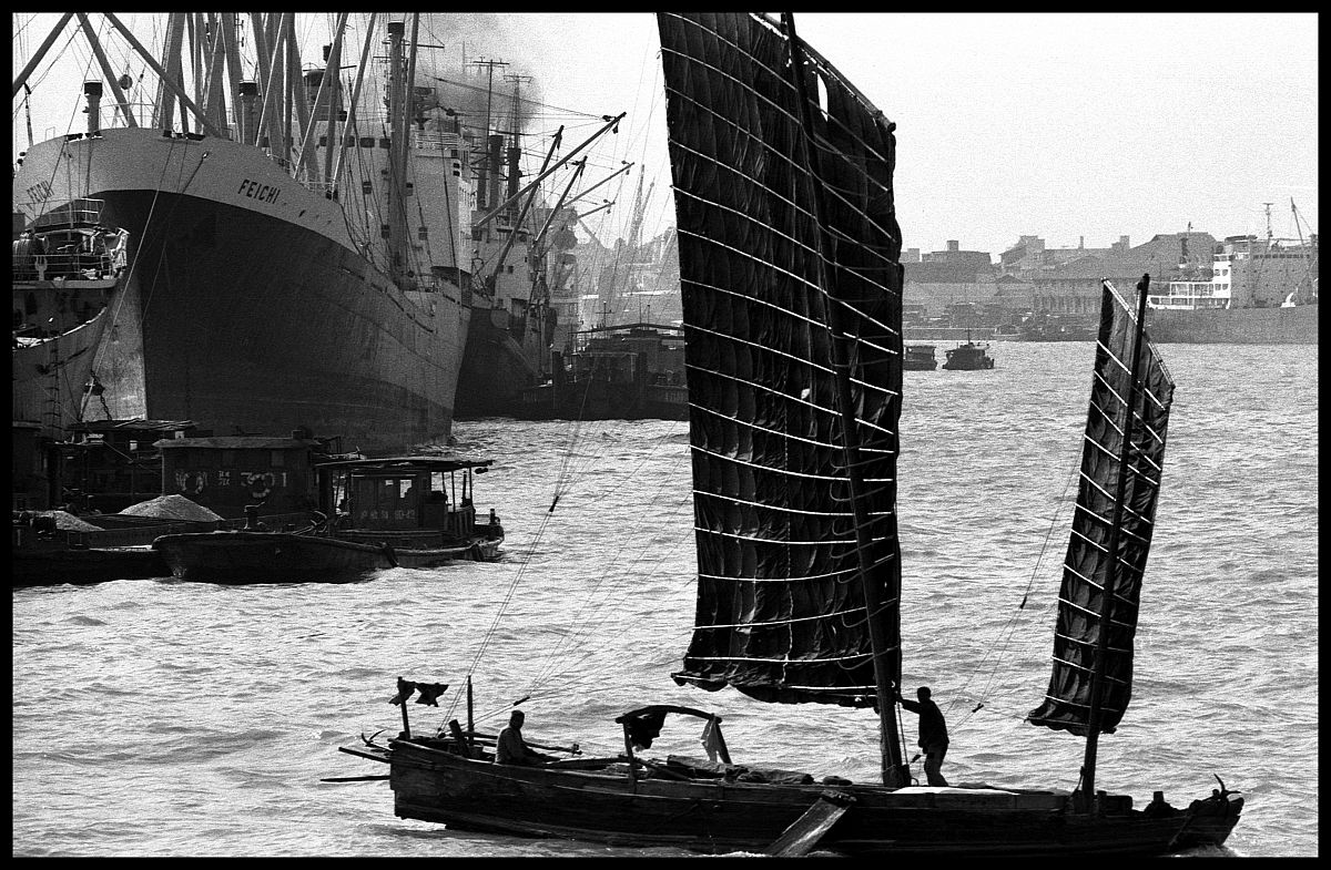 1980年代,上海,港口航运的船只.china - january 01:  boats of shipp
