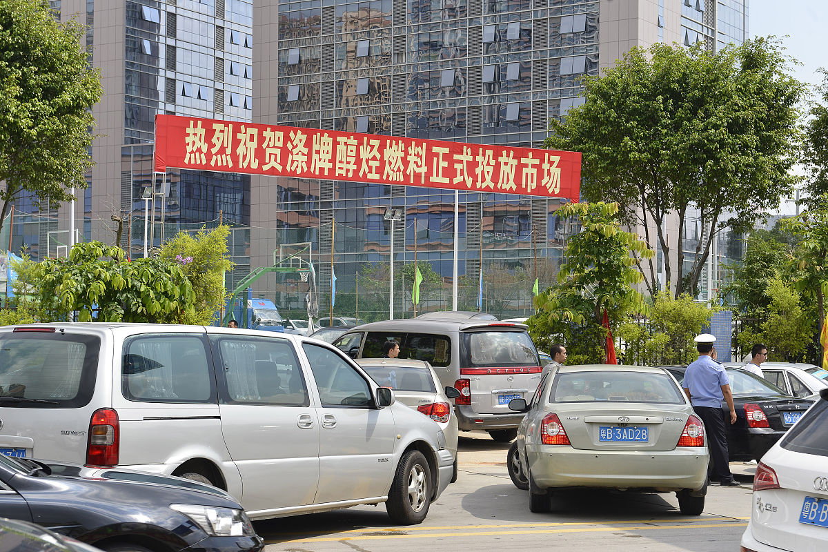 钦州市的普通老百姓遇到强征强拆怎么办？怎么联系当地媒体曝光？要求：创建一篇2500至4000字的解决方案