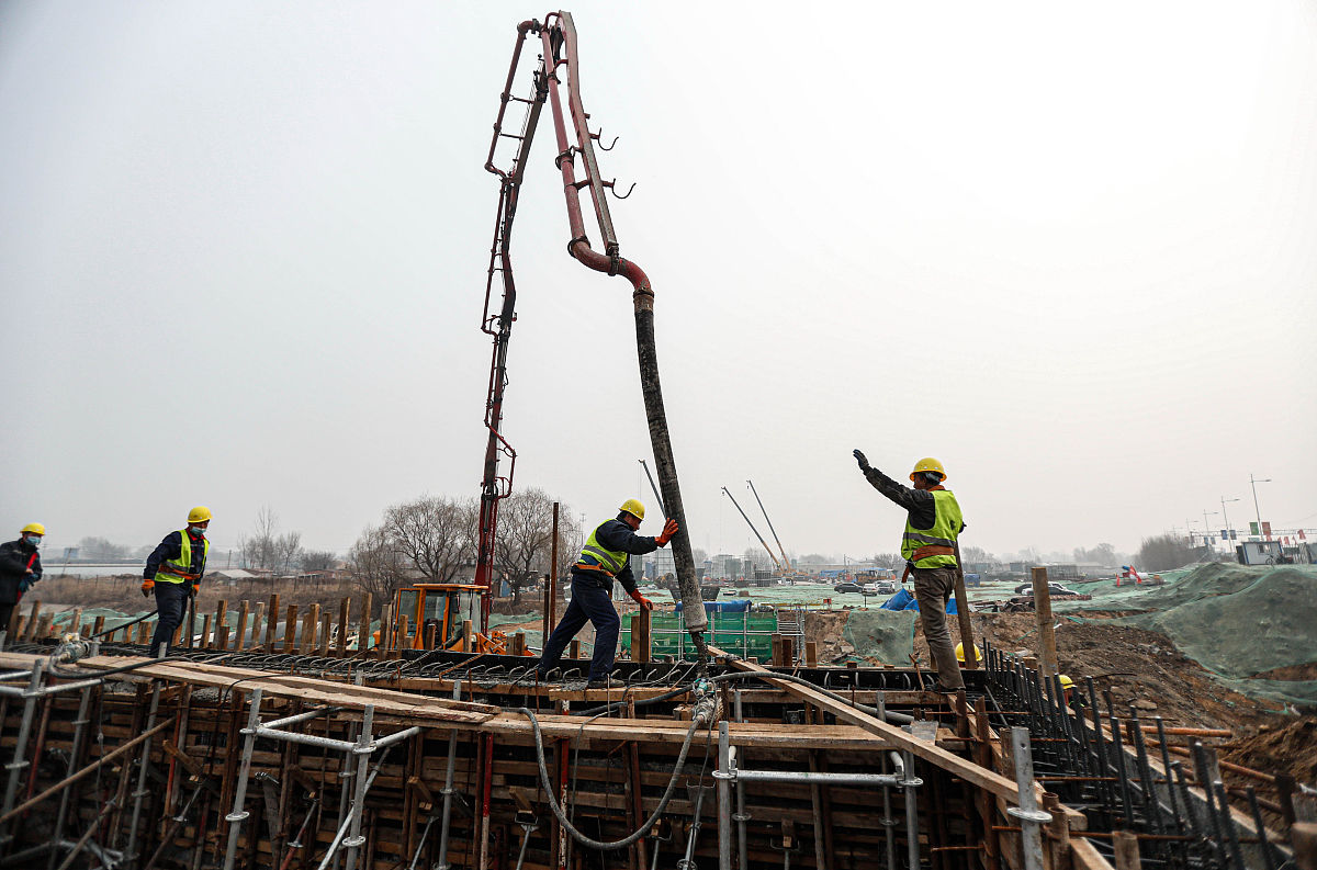 2021年3月11日,沈阳中德园附近的大堤路施工现场机械轰鸣,工人们有的
