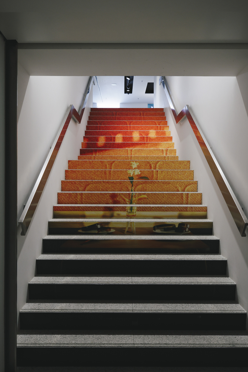 阶梯式报告厅需要几个楼梯？