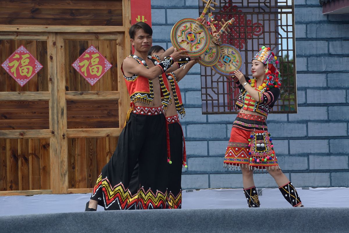 云南少数民族社会美 800字