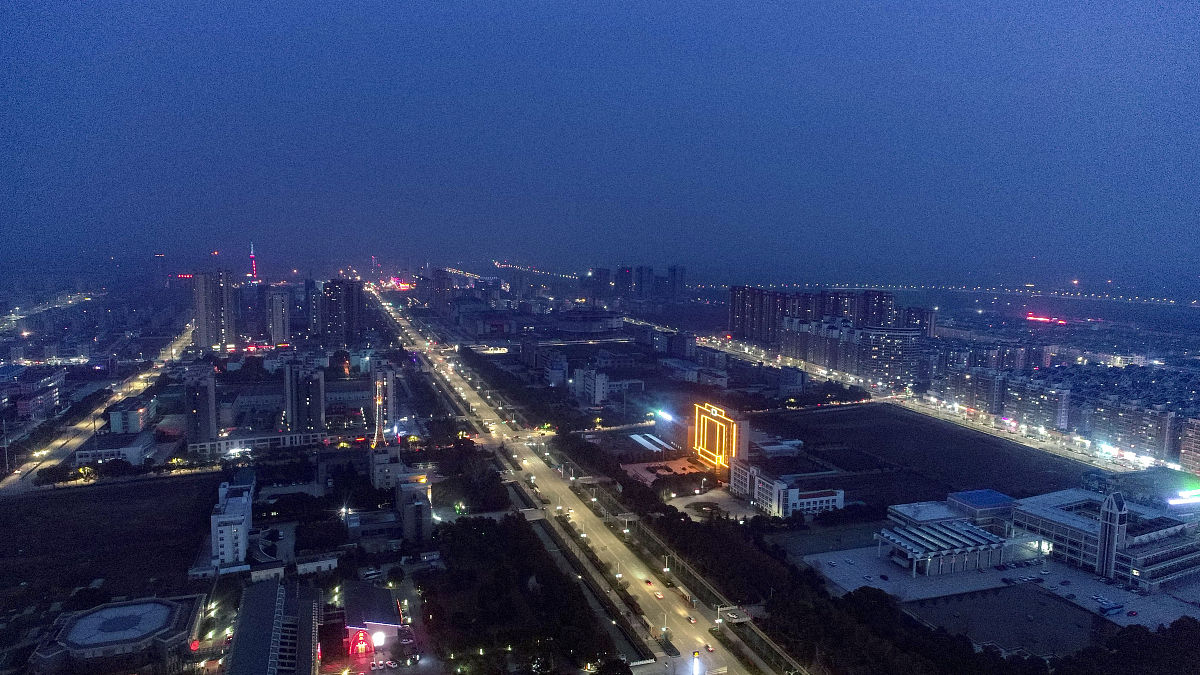2019年2月23日,航拍江苏淮安洪泽湖畔洪泽区城市夜景,交通纵横,夜色斑