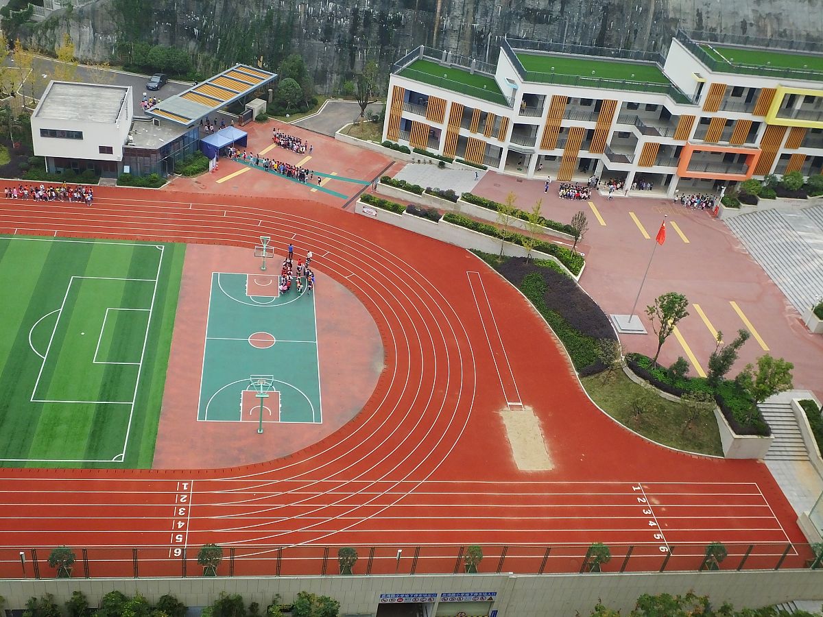 2020年11月6日,湖北宜昌,新建的岳湾路小学场景壮观.