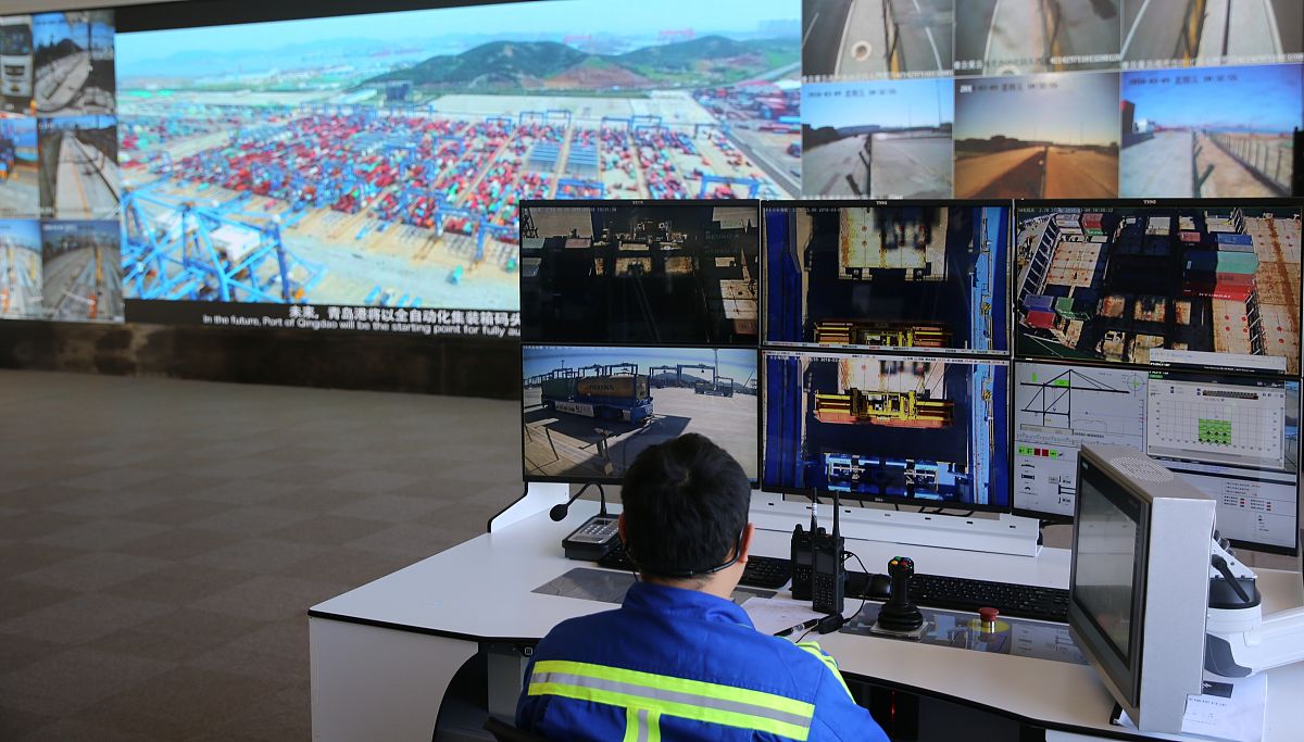 帮写一个港口码头的智能化安全监控系统建设方案，重点是利用物联网技术，关注安全生产