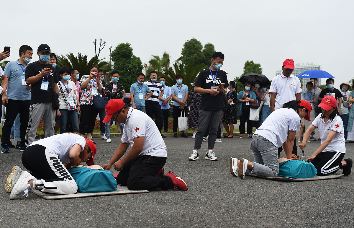 12米高度是怎样的冲击？骨科医生点赞杭州跳桥救人小哥入水姿势 写三条评论