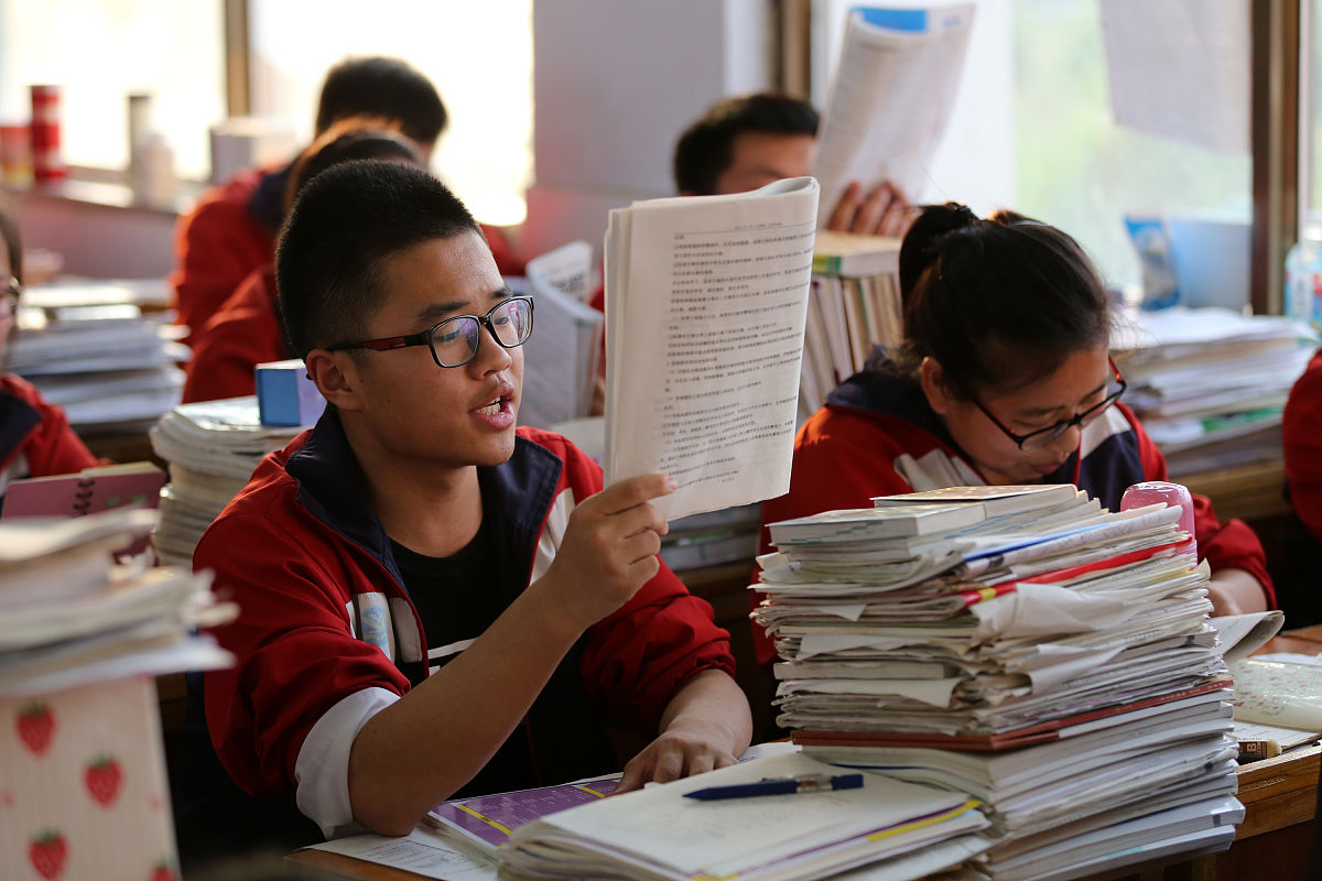2016年5月30日,河南省温县一中的高三学生在教室里复习备考.