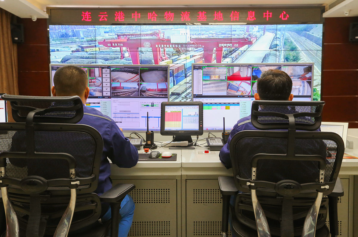 进一步推动行政执法预警研判、联动指挥、法制审核和监督评议。这句话意思不变换一种方式怎么说？