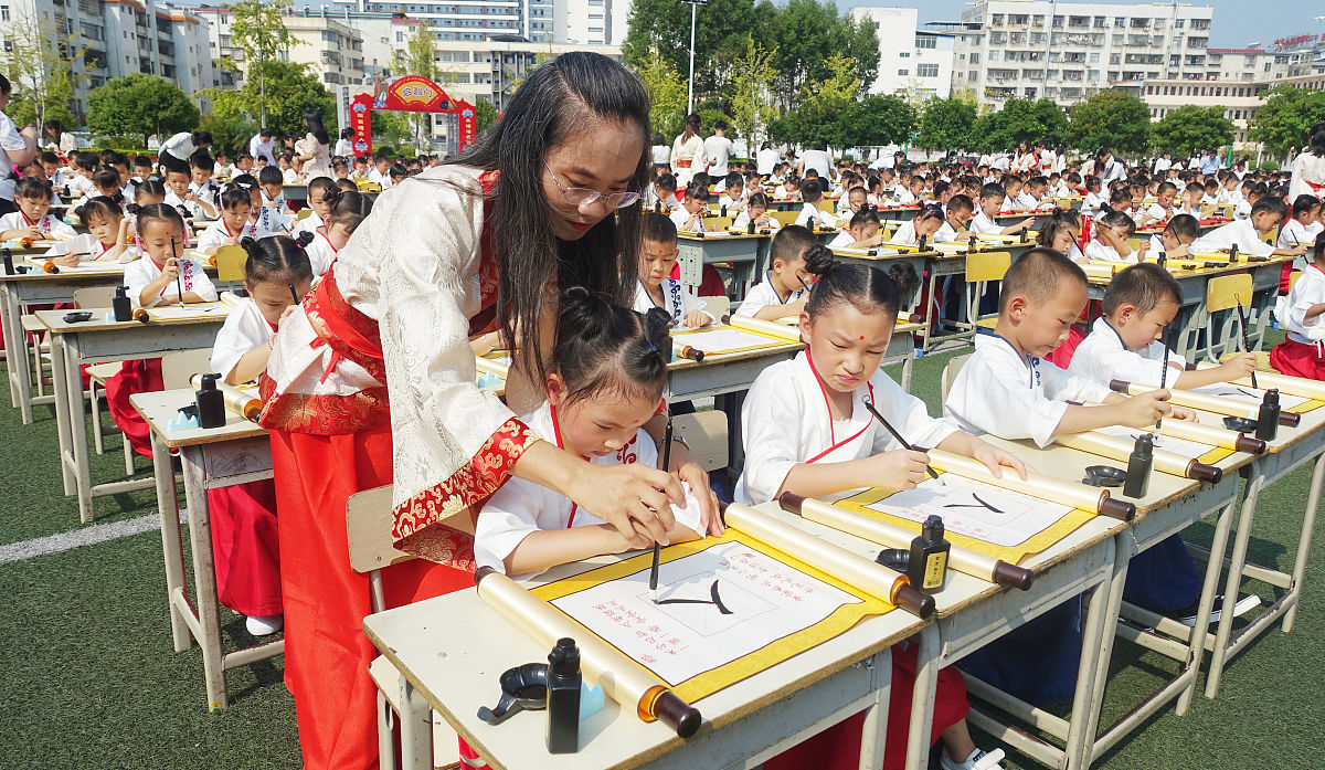 帮我写100字传统文化活动详情