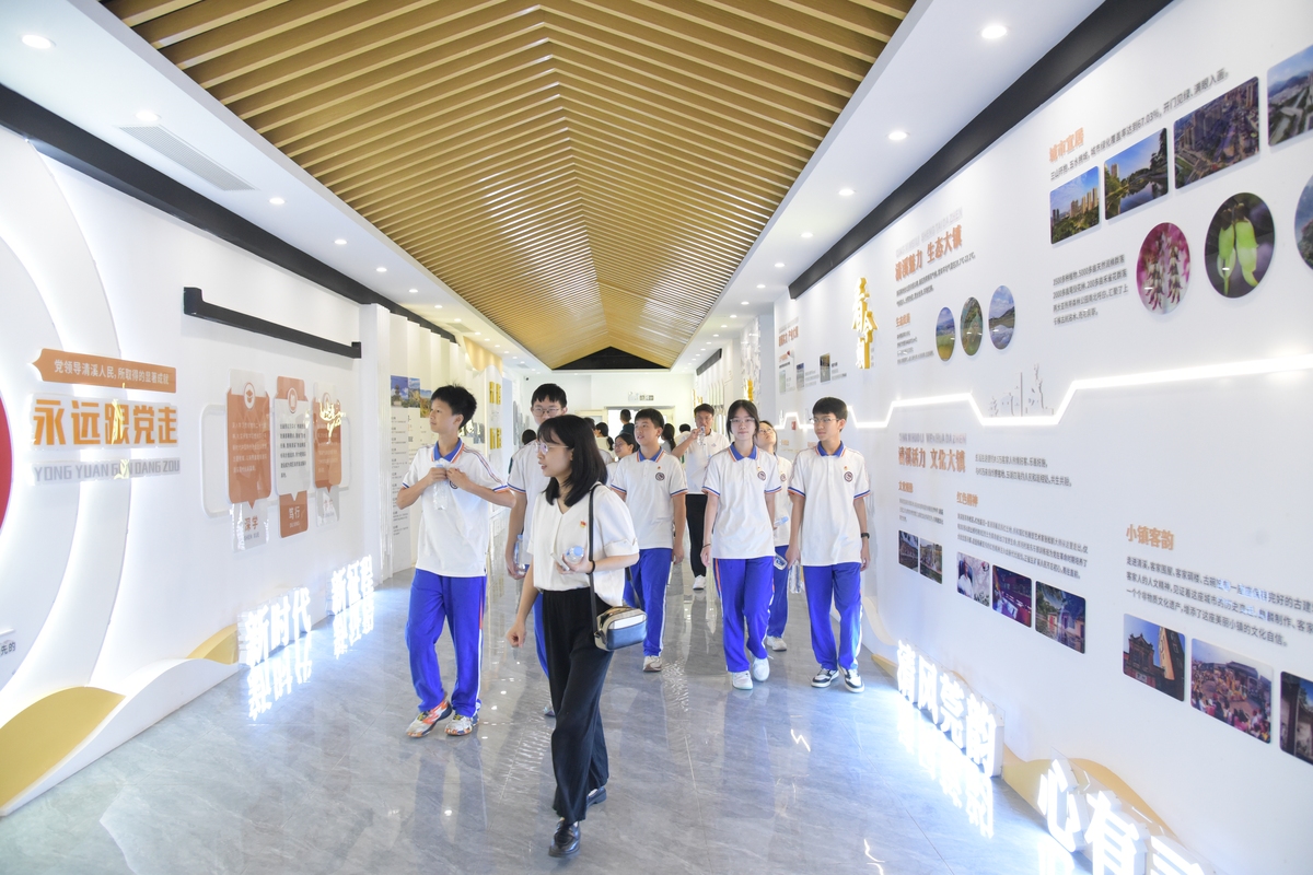 写一个青少年策划方案要求与党建挂钩