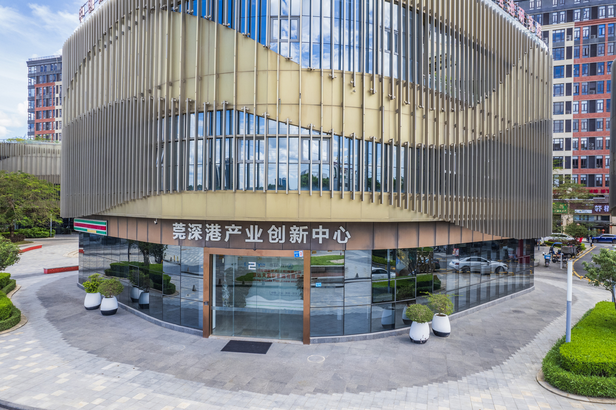 給我一個關於商業廣場二樓外擺區的建築及室內設計的文案該二樓外擺區是現代簡約與輕奢氣派的當中融合了傳統中式典雅與嶺南文化是半開放式的的類似傳統西關騎樓