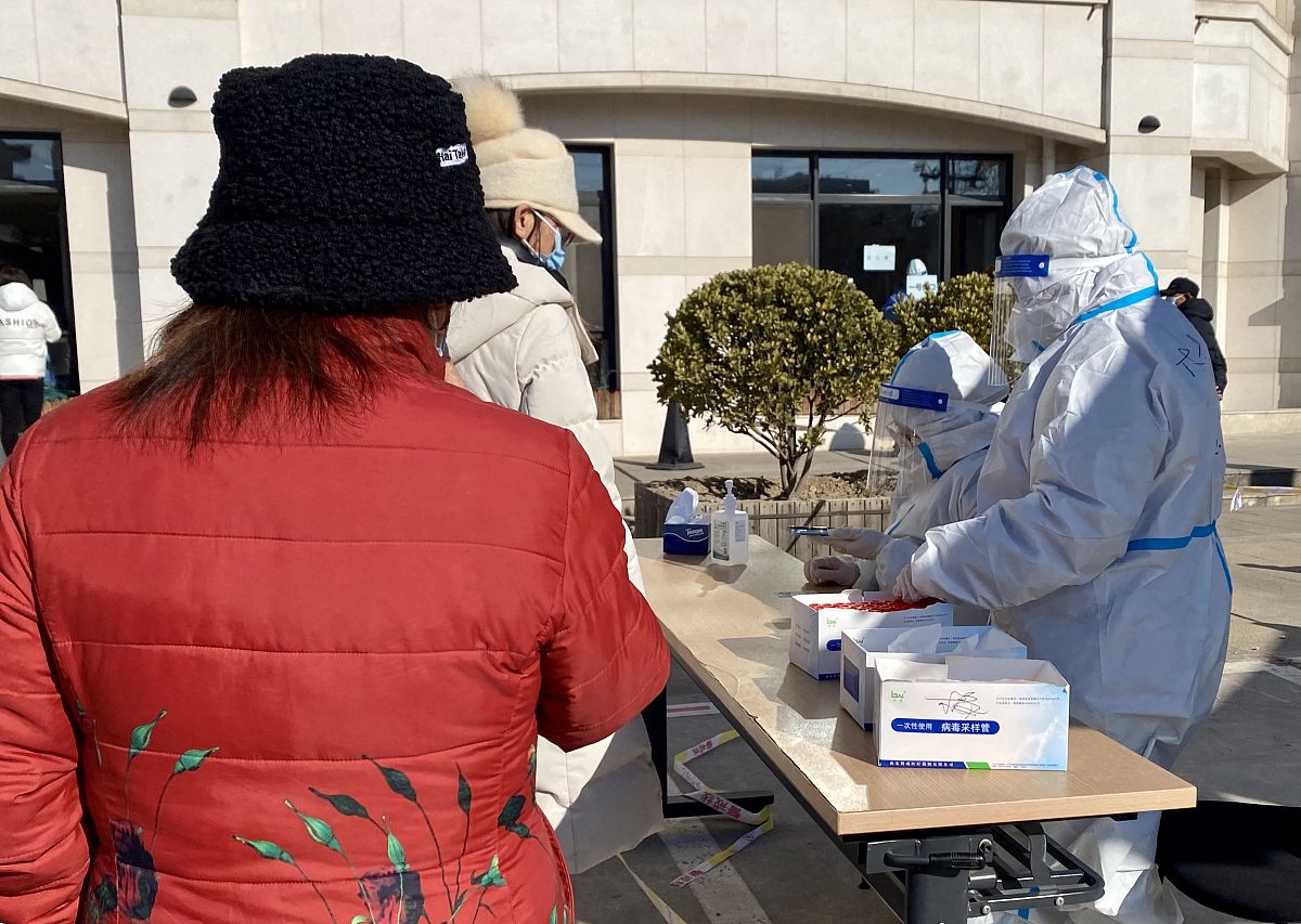 新冠疫情下大学生人格特质、社会支持与应激反应的关系 五、讨论 A 本研究的结果表明在新冠疫情期间大学生的人格特质和社会支持均与应激反应有关。特别是情绪稳定性和外向性与应激反应呈负相关而神经质和社会支持则与应激反应呈正相关。在这种情况下我们可以进一步探讨这些发现的意义和可能的解释。一方面情绪稳定性和外向性是人格特质中表现积极的方面。情绪稳定性表示一个人对压力和挫折的处理能力强能够保
