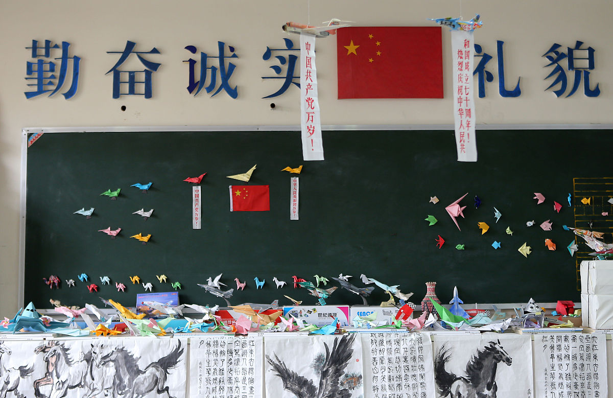 2019年9月15日,成都,许树全折的纸飞机.许树全是成飞小学的退休教师,