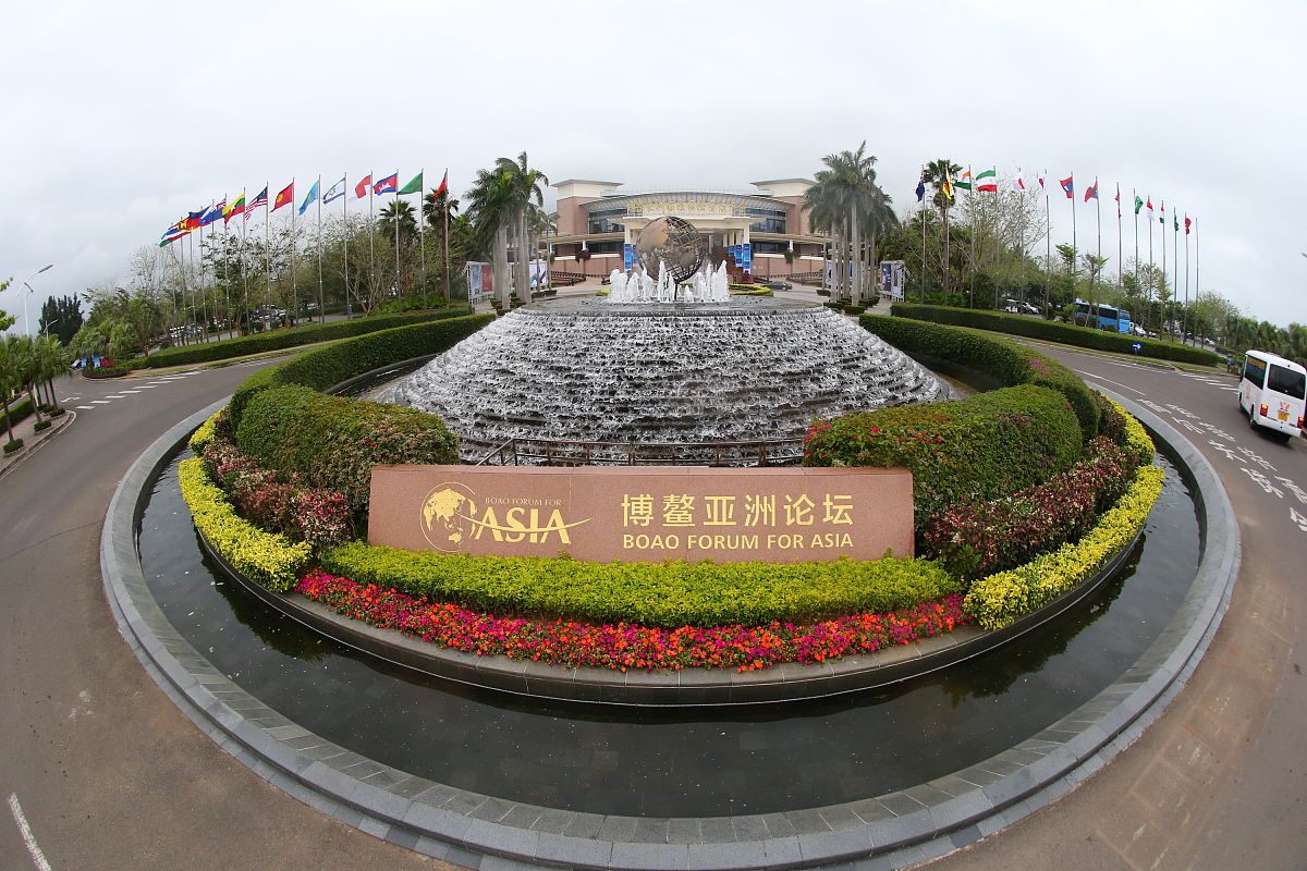 写一首诗要包括1 火山景观丰富的海口火山 2 著名的宋庆龄祖居 3 闻名世界的火箭发射 4 亚洲政治、经济、文化重要论坛的博鳌亚洲论坛 5 美丽的玉带滩 6 先进的航天育种基地 7 具有浓郁历史文化氛围的骑楼老街。