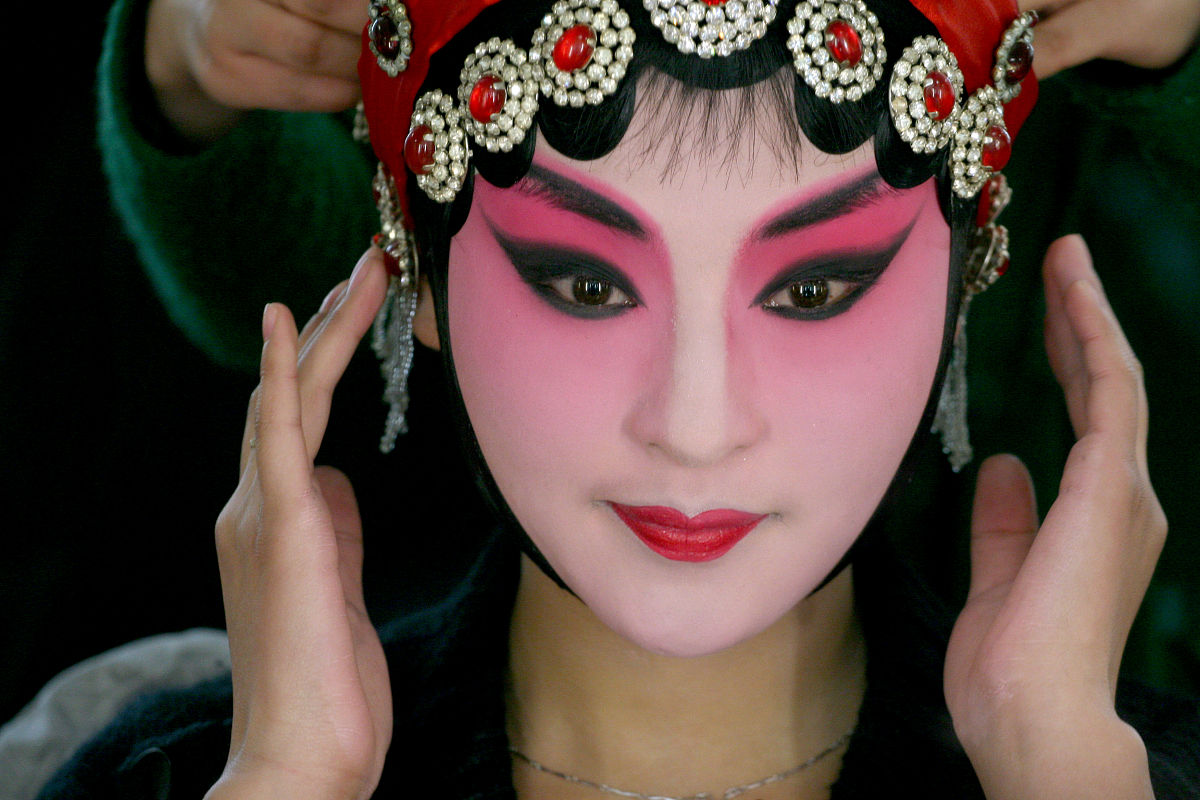 2010年1月1日,山东烟台,京剧演员化妆.