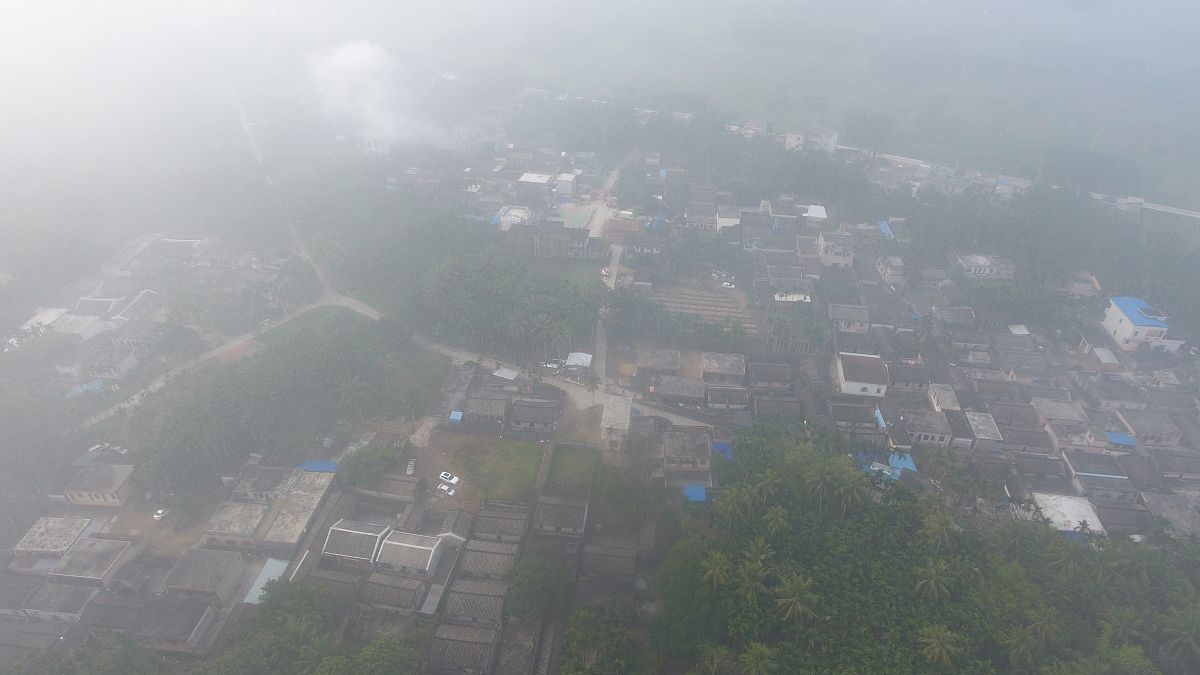 根据2023年4月3日~4月9日广东省韶关市乐昌市坪石镇天气预报提供穿衣及出行建议