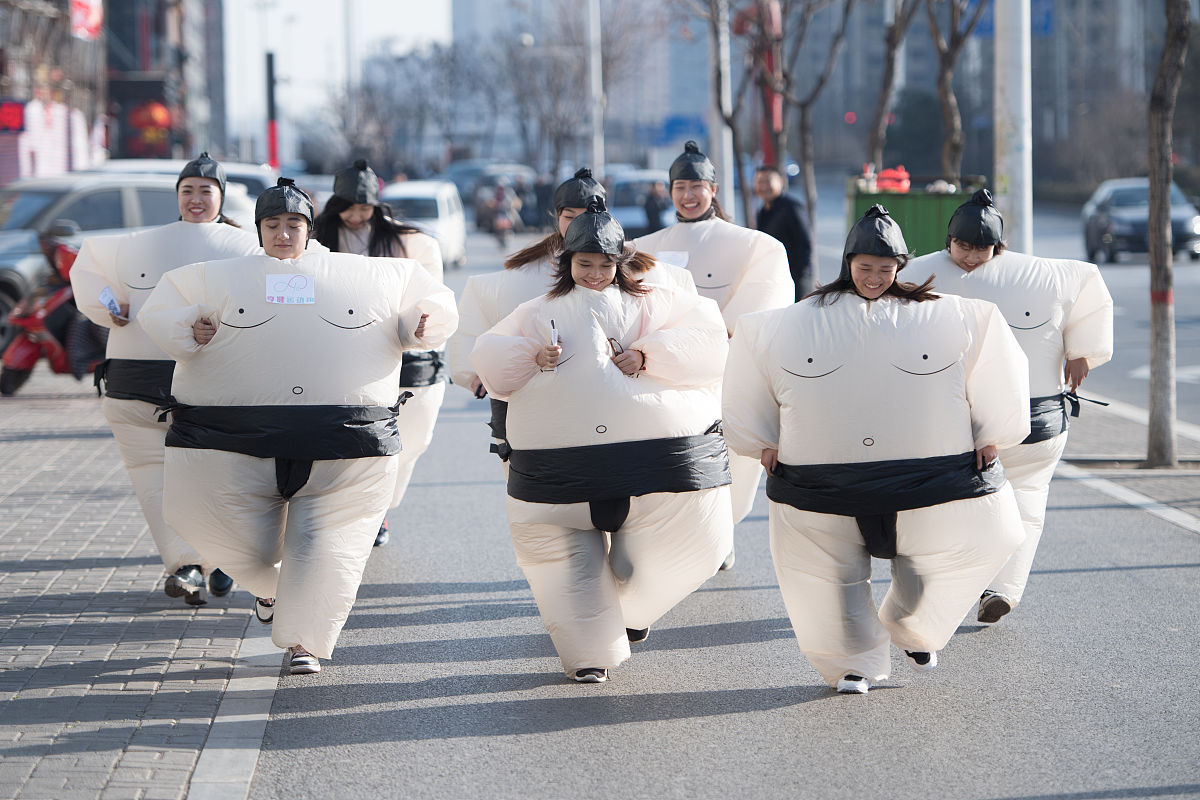 2018年3月8日,太原街头上演一场"女神相扑跑",吸引众多女士报名参加.