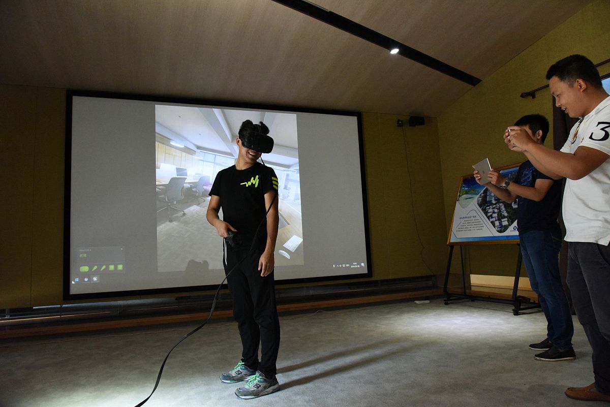 除了AR，还有哪些技术可以打造逼真的虚拟现实体验？