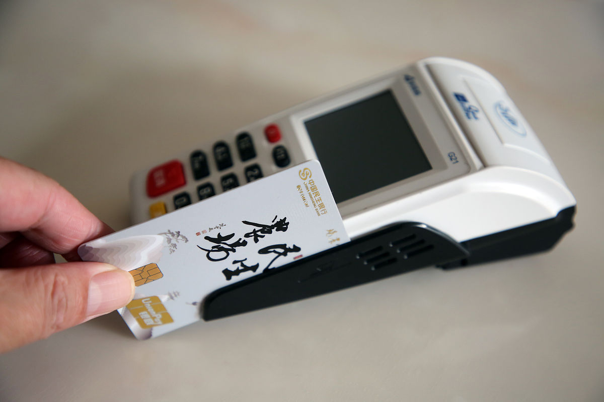 将下面html翻译为中文并保留：Nintendo Switch ya batteriesEU Says Handheld Consoles Must Have Replaceable Batteries Starting 2027pThe next iterations of the Nintendo Switch and Steam Deck could come with replaceabl