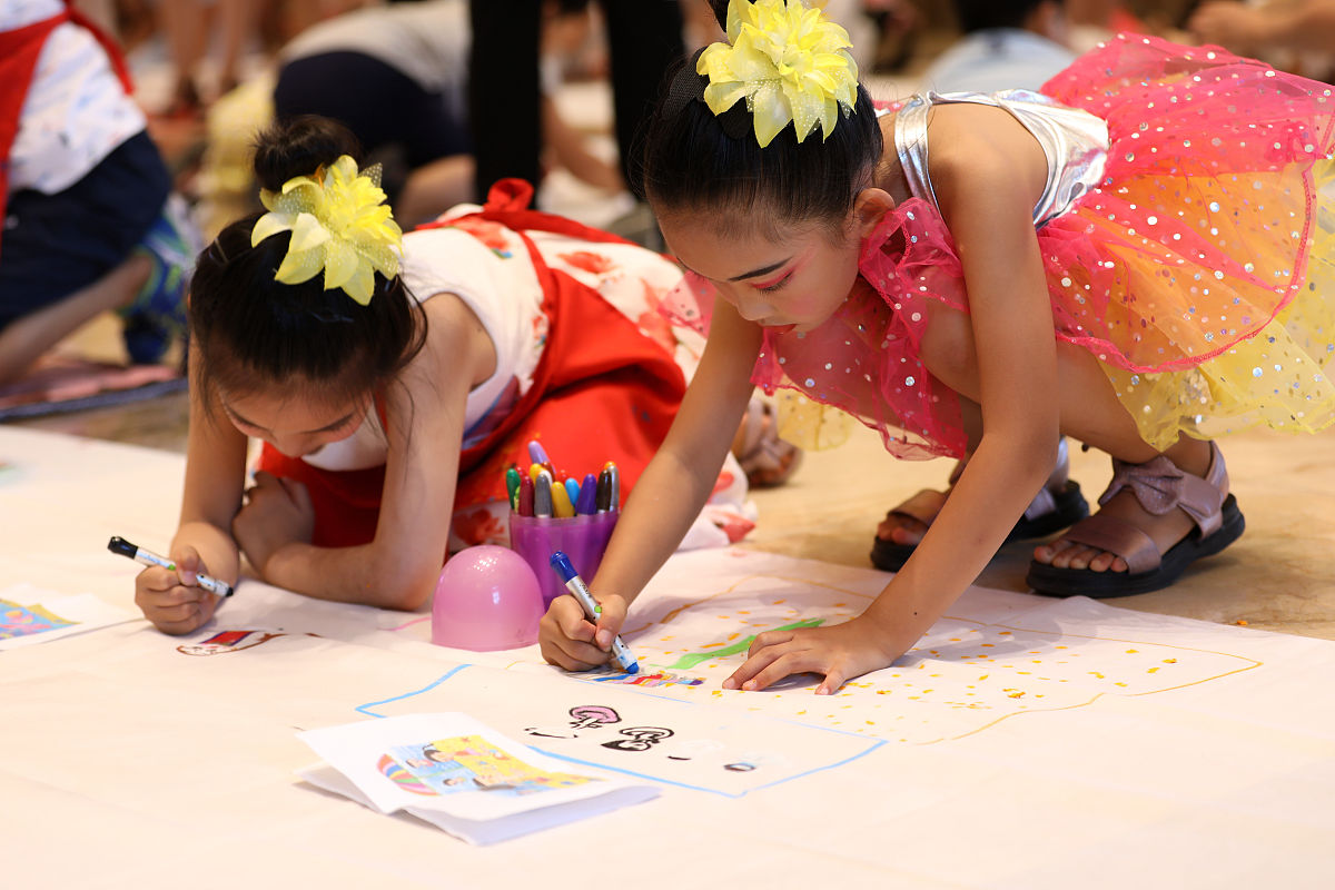 2018年8月10日,山东威海,孩子们在绘画社会主义核心价值观.
