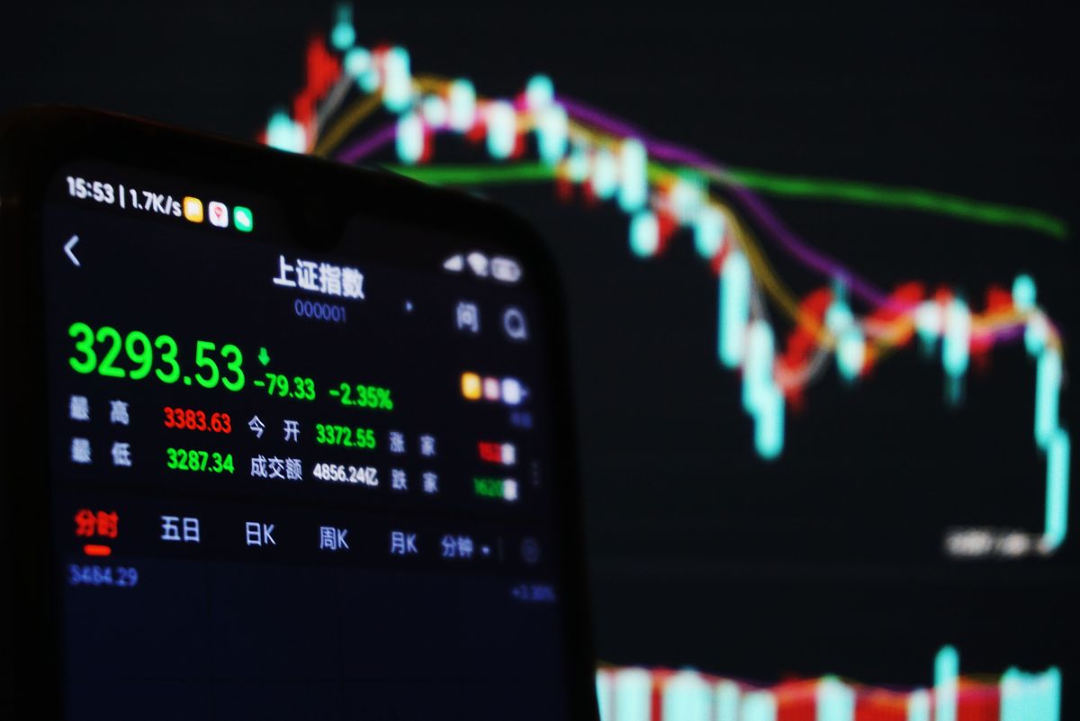 2022年3月8日,杭州股民手机上显示的上证综指失守3300点.