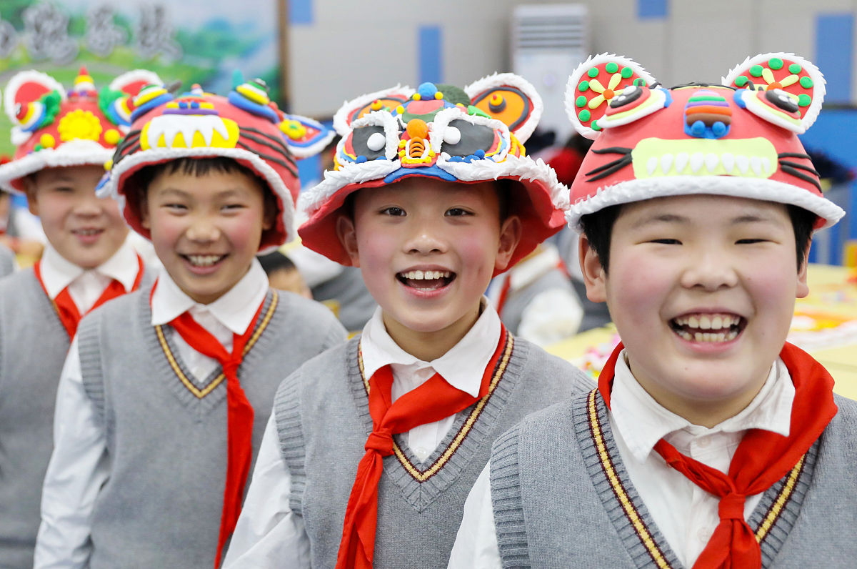 写一个小学生需要带儿童手表回学校的申请书