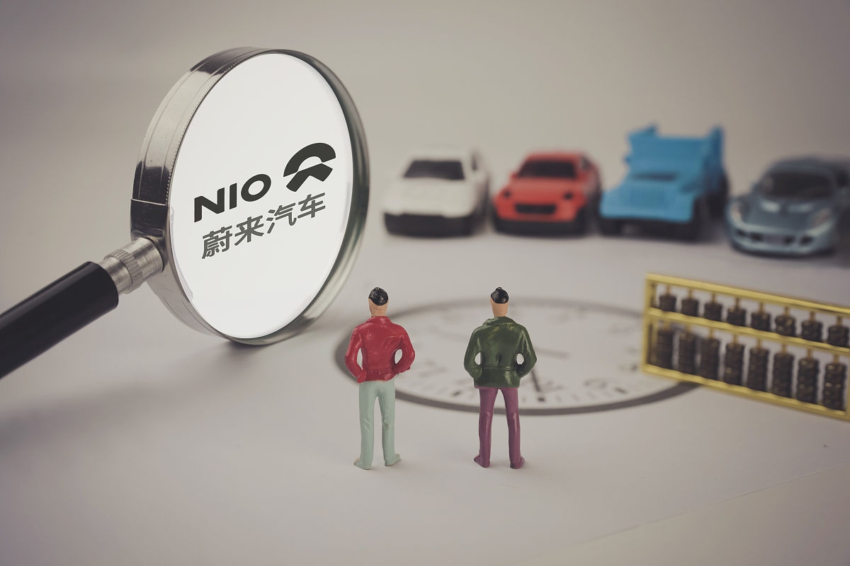 阐述300字：蔚来汽车公司筹资风险逐年上升、投资风险不确定因素多、经营风险较大、成长性风险较高