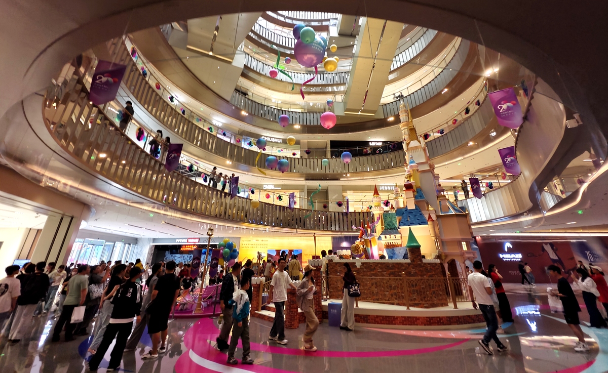 结合万达广场大明宫店销售管理岗位实习的实习生视角，请用自己的理解写万达广场大明宫店的介绍，不能直接抄袭他人观点和概念。