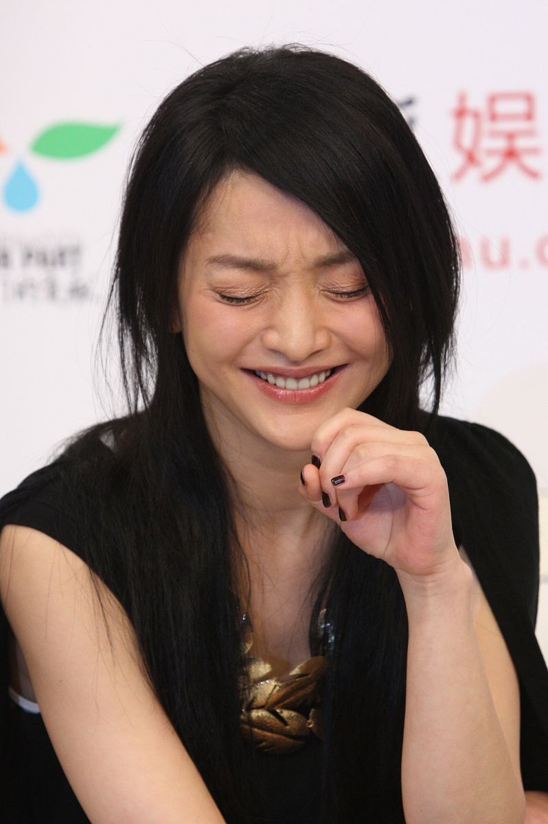 2009年4月24日,北京,周迅出席环保官网落户搜狐活动.+++_+++周迅,受伤