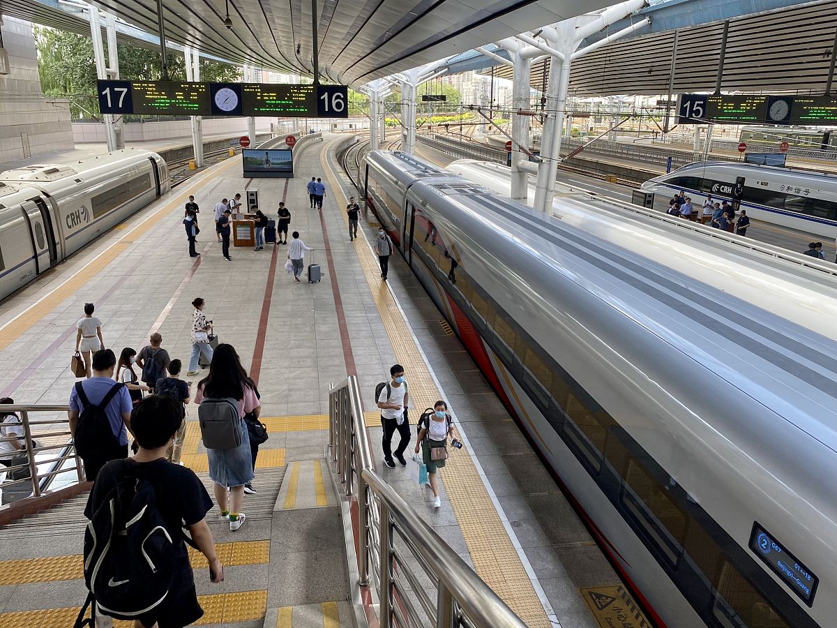 2021年7月3日,一列复兴号智能动车组停靠在北京西站,即将执行北京西-