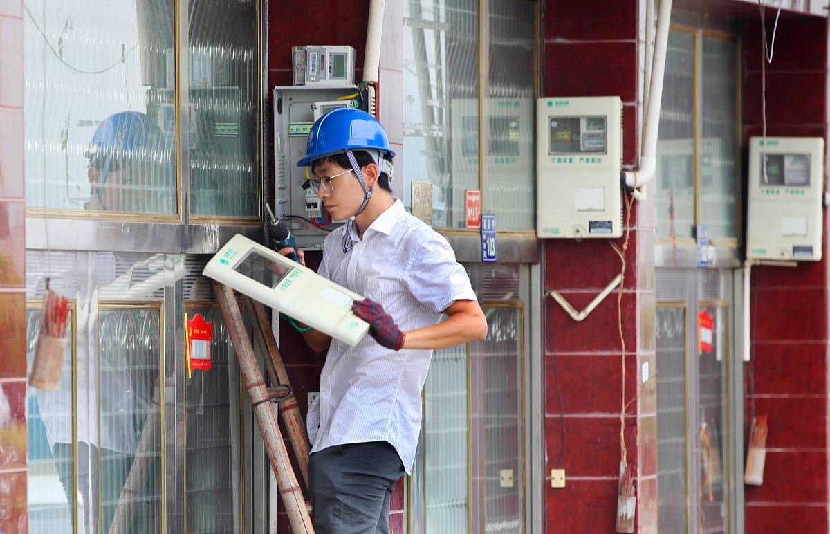 上周我部日常巡查发现I117物业在进行装修时没有按照我部的要求使用广州仪表厂生产的水表进行跟换而是使用了杂牌水表我部明确向I117商户表示杂牌水表存在一定的误差隐患要求他马上整改同时向他强调装修使用的材料要符合要求。商户表示配合并已完成整改。换个说法