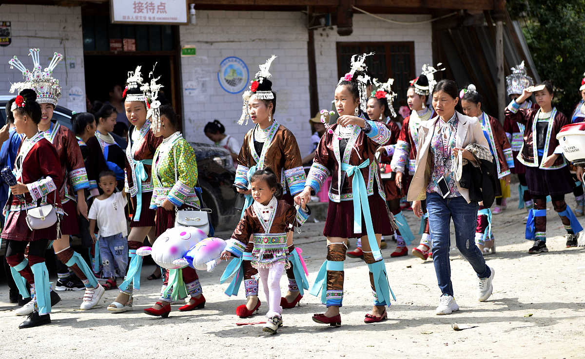 2018年9月23日,贵州黔东南,在从江县加榜乡加车村,当地苗族姑娘身着盛