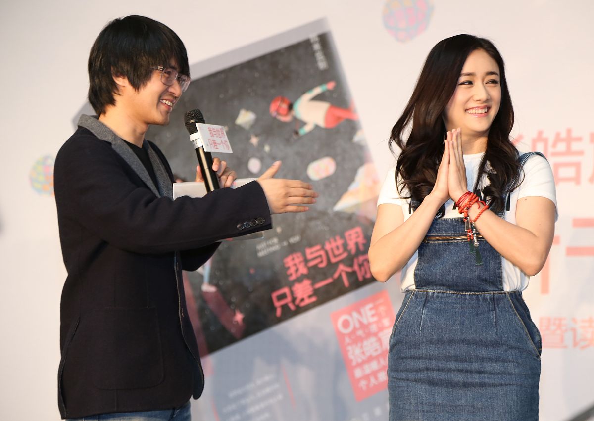 2015年04月09日,上海,明星参加《我与<strong>世界</strong>只差一个你》新书首发活动.
