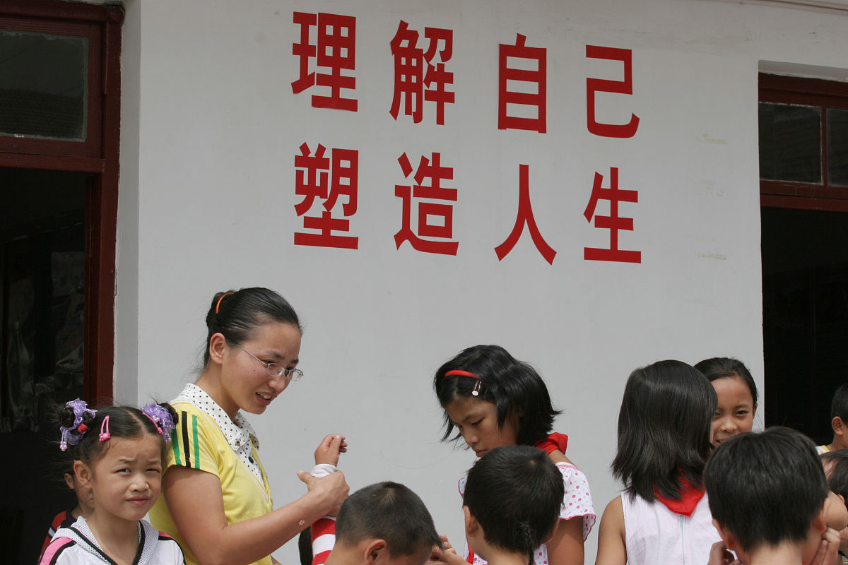 改写为了实现这一目标学校管理者需要配备一套高效的学生成绩管理系统以确保在学校内实施完善的管理措施并以最快的速度响应教师和学生的需求及时提供服务为他们创造一个高效、便捷的环境