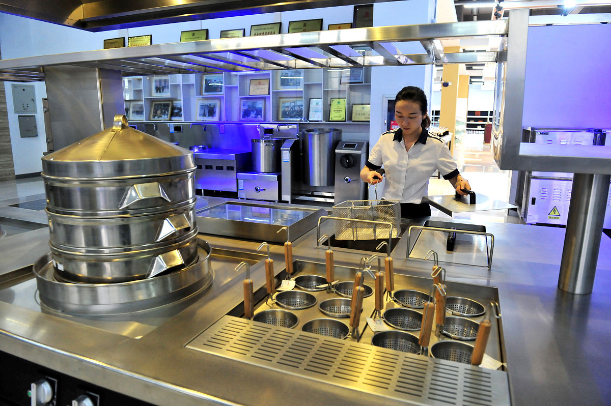 First Robot Delivers Food From Kitchen to Table