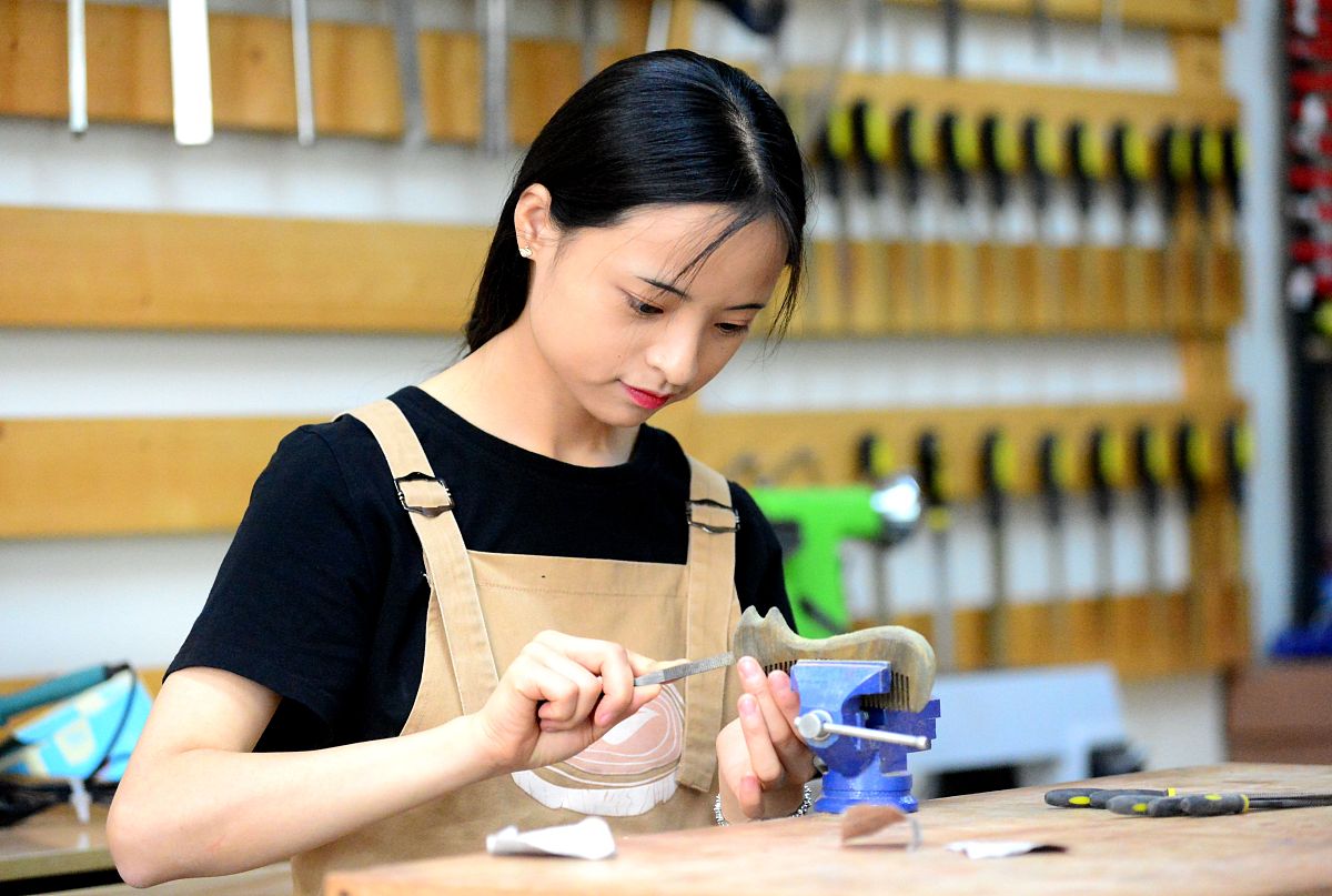 低学历女生适合做什么工作？学什么手艺最有前途？