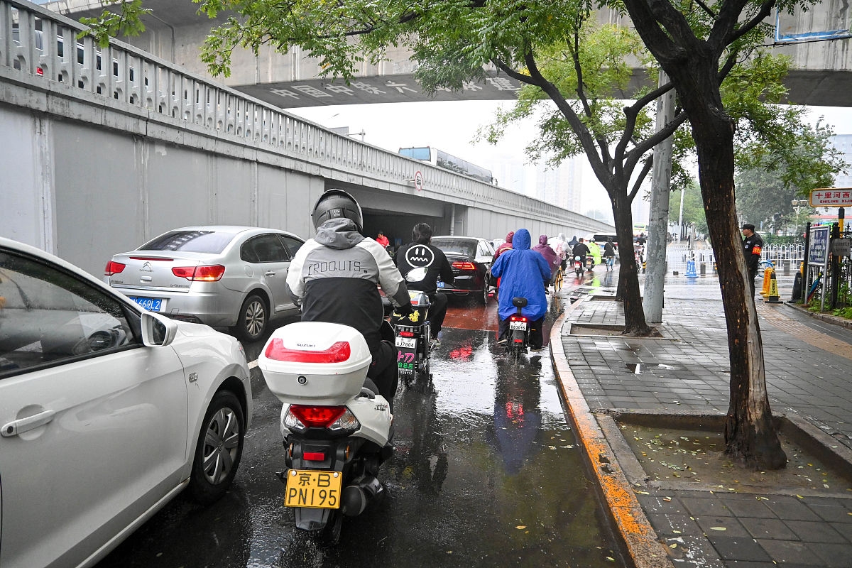 2021年9月24日,北京迎来秋雨,影响早高峰市民交通出行,三环路交通拥堵