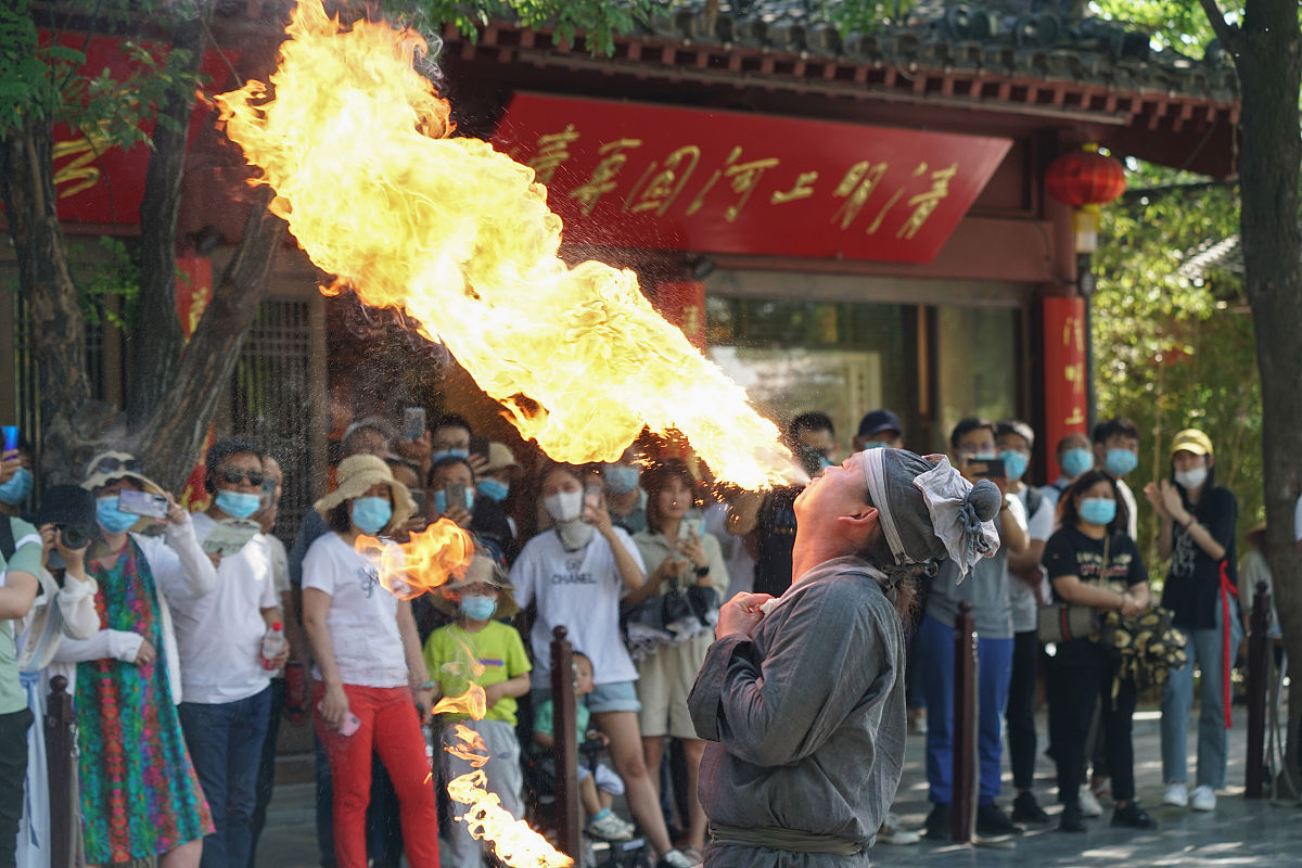 2020年5月22日,河南开封,清明上河园景区内,仿宋朝街景的街头民间艺人