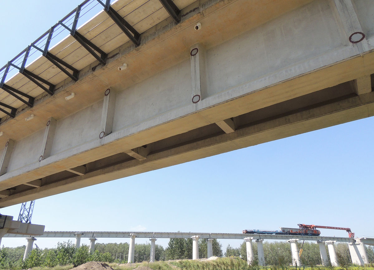 20公分厚钢筋混凝土桥面跨度15米可以通过多重车辆帮我用230字详细描述