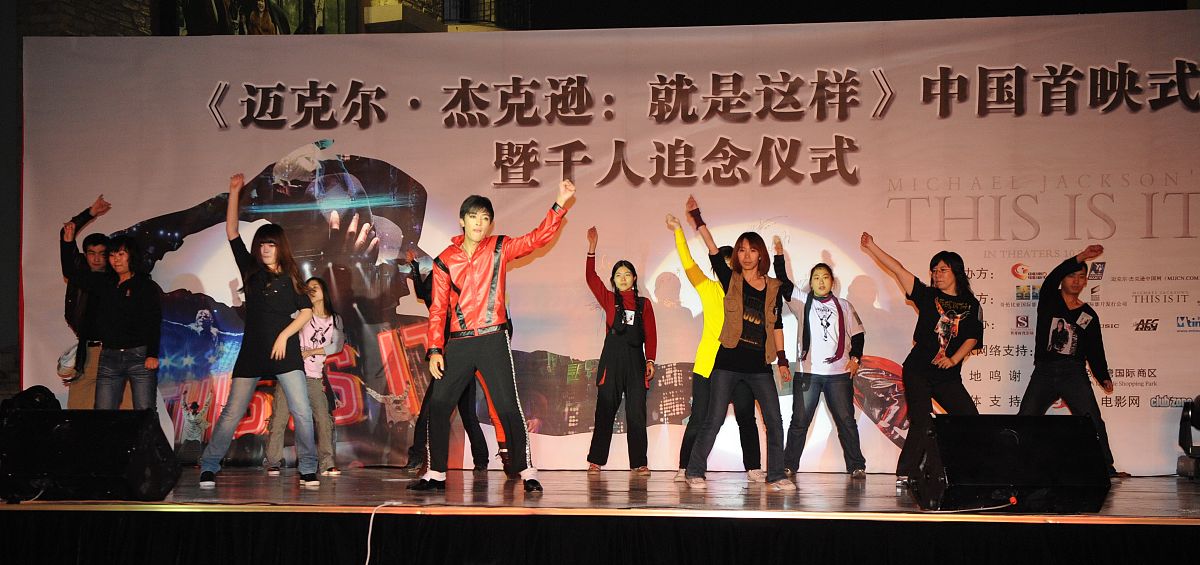 大学生艺术团团长竞选稿：领导力、团队合作与艺术才能