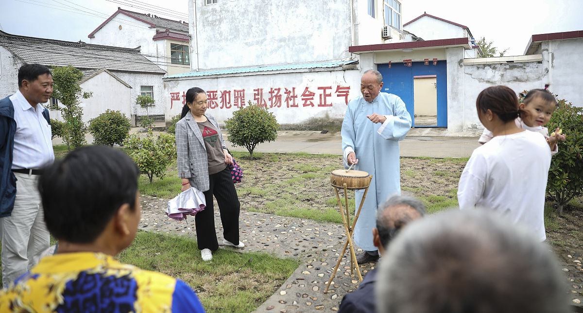 把两会精神送进农家小院，根据这个话题写一篇新闻